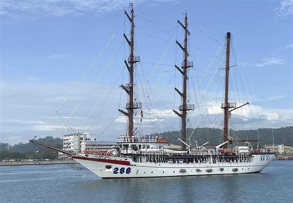 Le voilier 286-Le Quy Don termine sa visite en Malaisie hinh anh 1