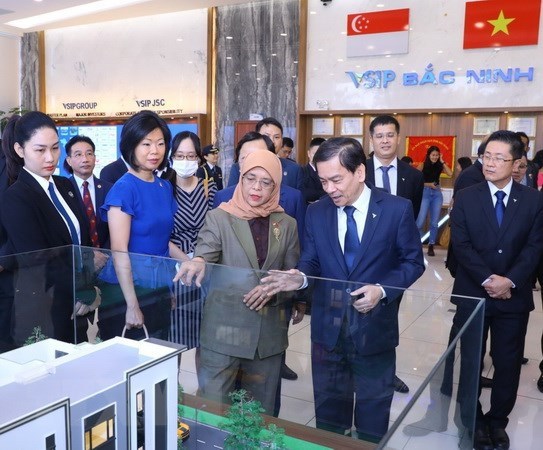 La presidente singapourienne rend visite au parc industriel VSIP Bac Ninh hinh anh 2