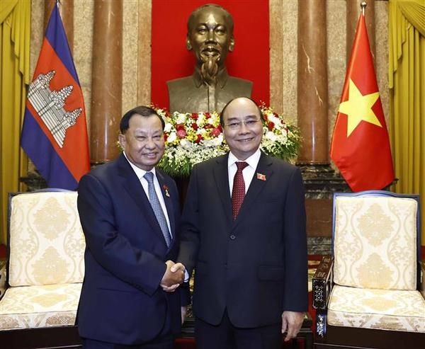 Le president Nguyen Xuan Phuc recoit le president du Senat du Cambodge Samdech Say Chhum hinh anh 1