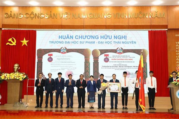 Le Laos remet l'Ordre de l'amitie a l'Ecole superieure de pedagogie de Thai Nguyen hinh anh 1