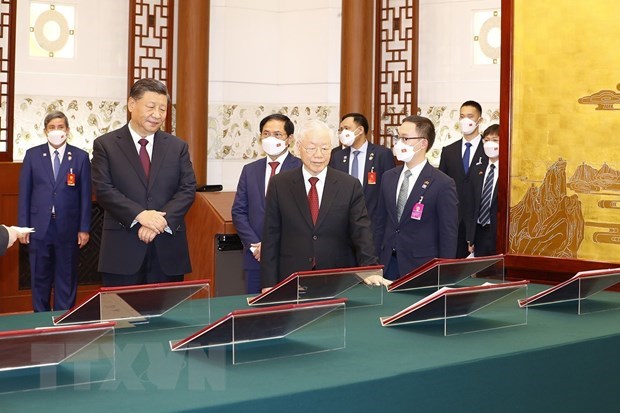 Le Vietnam et la Chine signent 13 documents de cooperation hinh anh 1