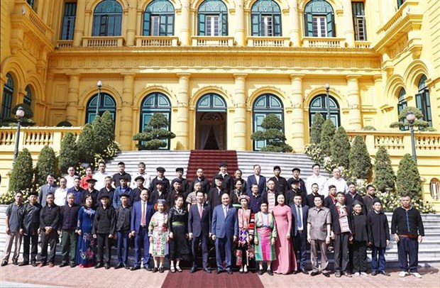 Le president rencontre des personnes modeles de la province de Ha Giang hinh anh 2