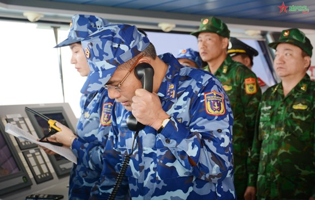 Les Garde-cotes vietnamienne et chinoise entament leur patrouille conjointe hinh anh 1