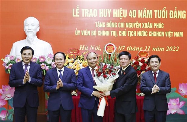Remise de l’Insigne des “40 ans de membre du Parti” a Nguyen Xuan Phuc hinh anh 1