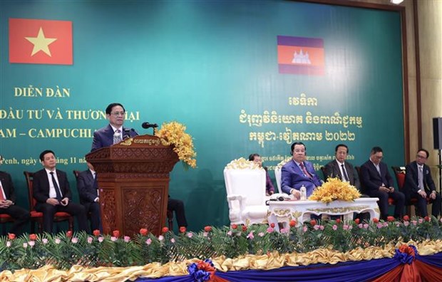 Les PM vietnamien et cambodgien a un forum sur la promotion du commerce et des investissements hinh anh 1