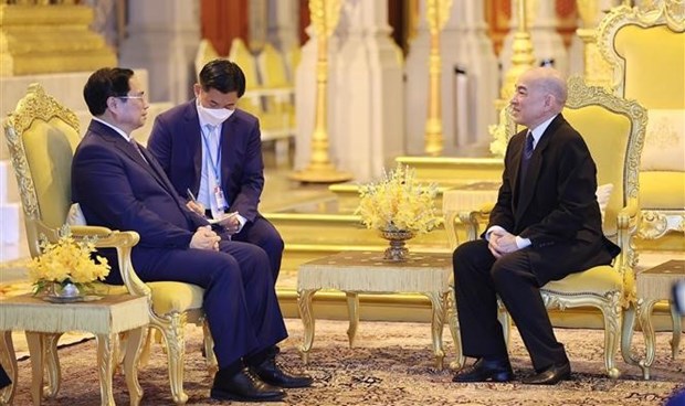 Le Premier ministre Pham Minh Chinh rend visite au Roi du Cambodge hinh anh 1