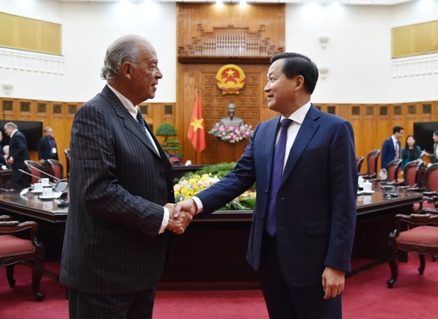 Le vice-PM Le Minh Khai recoit une delegation economique suisse hinh anh 1