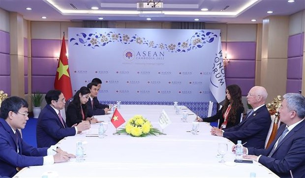Le PM Pham Minh Chinh rencontre le president du Forum economique mondial hinh anh 1