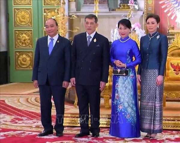 Le president Nguyen Xuan Phuc et son epouse ont une entrevue avec le roi et la reine de Thailande hinh anh 1