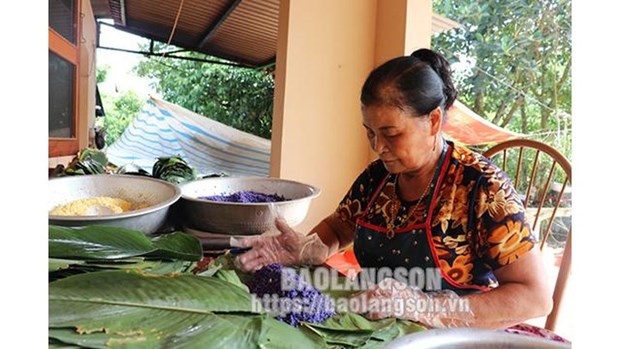 A Lang Son, le gateau de riz gluant se decline a la saveur des feuilles cam hinh anh 1