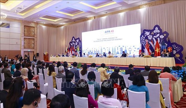 Le president de l’AN Vuong Dinh Hue a la premiere session pleniere de l'AIPA-43 hinh anh 2