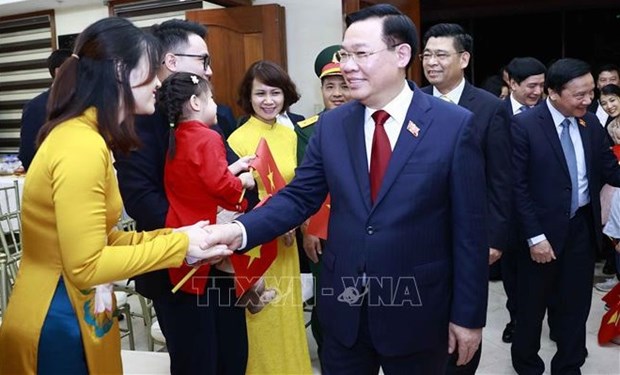 Le president de l’Assemblee nationale visite l’ambassade du Vietnam aux Philippines hinh anh 1