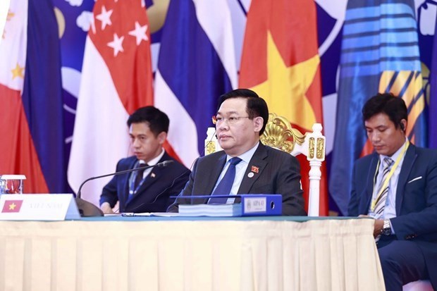 Le chef de l’AN du Vietnam de retour du Cambodge, des Philippines et de l’AIPA-43 hinh anh 2