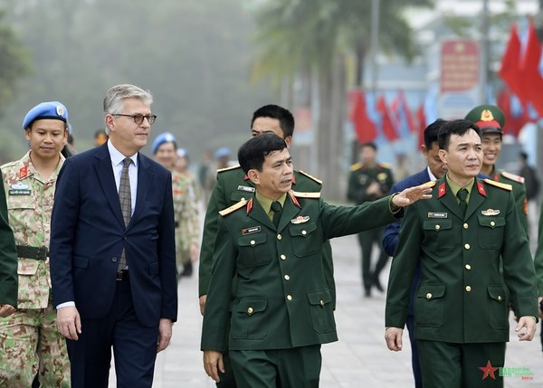 Le secretaire general adjoint de l’ONU visite le Departement de maintien de la paix du Vietnam hinh anh 1