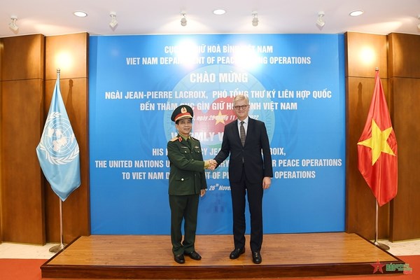 Le secretaire general adjoint de l’ONU visite le Departement de maintien de la paix du Vietnam hinh anh 3
