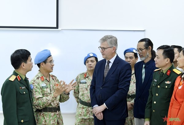 Le secretaire general adjoint de l’ONU visite le Departement de maintien de la paix du Vietnam hinh anh 2
