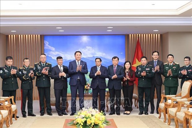 Le PM Pham Minh Chinh recoit le ministre mongol de la Defense Saikhanbayar Gursed hinh anh 1
