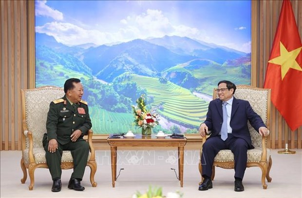 Le leader du PCV et le PM vietnamien recoit le vice-PM et ministre lao de la Defense hinh anh 2