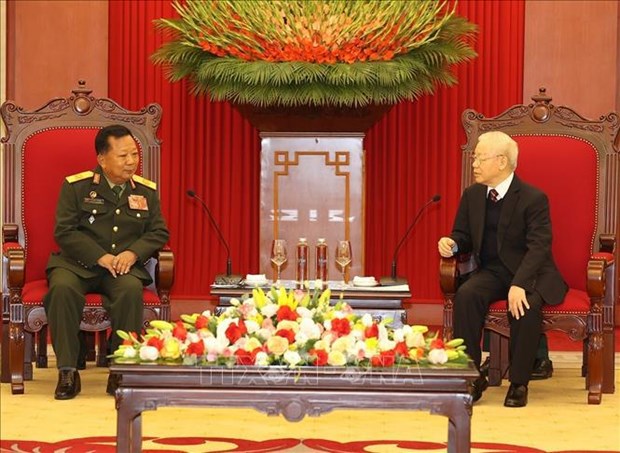 Le leader du PCV et le PM vietnamien recoit le vice-PM et ministre lao de la Defense hinh anh 1