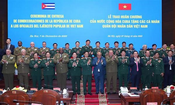 Remise d'Ordres nationaux de Cuba a des officiers de l'Armee vietnamienne hinh anh 1