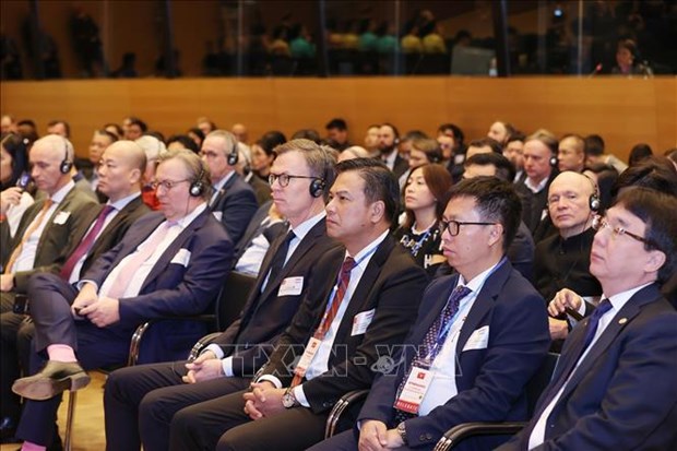Le Premier ministre assiste a un Forum d’affaires Vietnam-Luxembourg hinh anh 2
