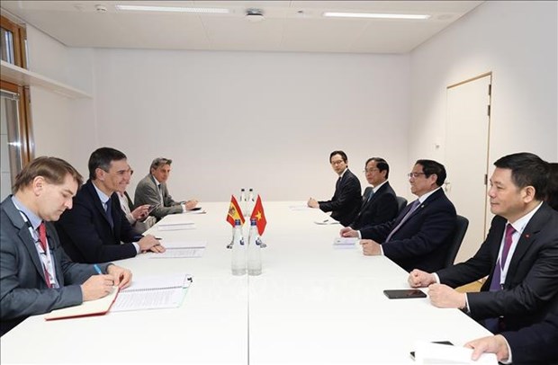 Le Premier ministre vietnamien rencontre son homologue espagnol a Bruxelles hinh anh 1