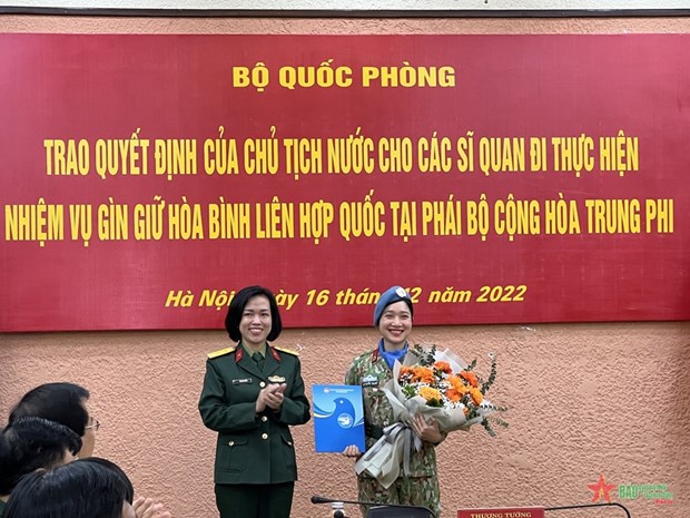 Quatre Casques bleus vietnamiens partent pour la Republique centrafricaine hinh anh 2