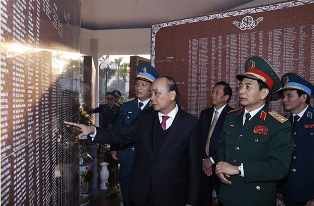 Le chef de l’Etat assiste a une rencontre fetant le cinquantenaire de “Dien Bien Phu aerien” hinh anh 2