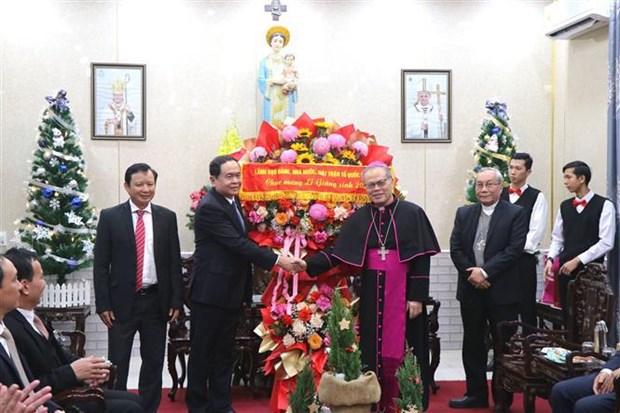 Un haut dirigeant presente ses vœux de Noel 2023 a l’archidiocese de Hue hinh anh 1
