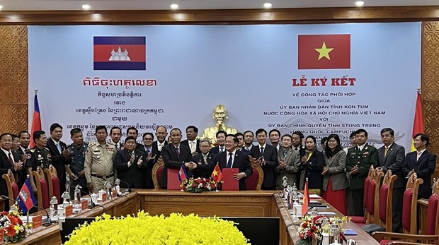 Les provinces de Kon Tum et Stung Treng scellent leur cooperation integrale hinh anh 1