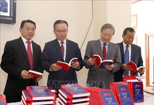 Publication d'un livre sur 60 ans des relations Vietnam-Laos hinh anh 1