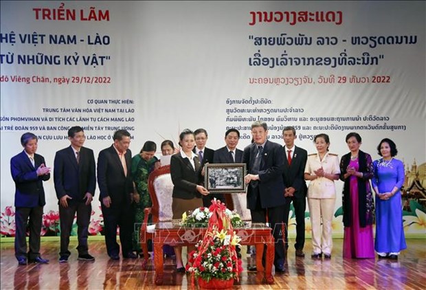 Une exposition des souvenirs racontre les relations speciales Vietnam-Laos hinh anh 1