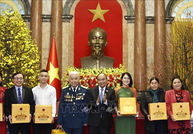 Le president Nguyen Xuan Phuc recoit des personnes exemplaires de gentillesse hinh anh 1