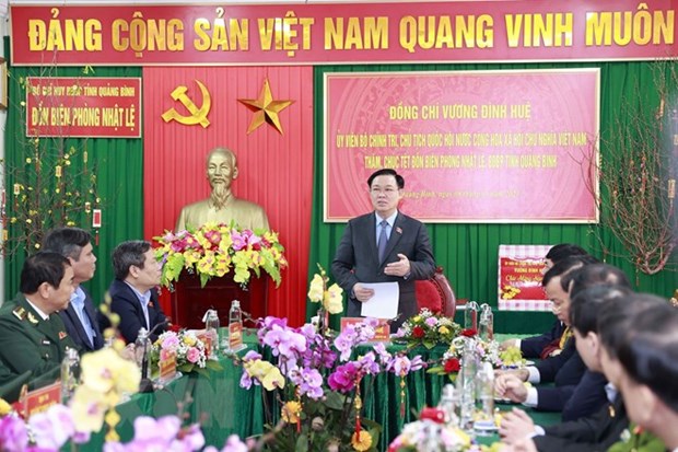 Le president de l’Assemblee nationale visite le poste de garde-frontiere de Nhat Le hinh anh 1