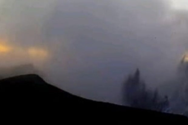 Un volcan indonesien entre en eruption, forcant l'evacuation de centaines de personnes hinh anh 1