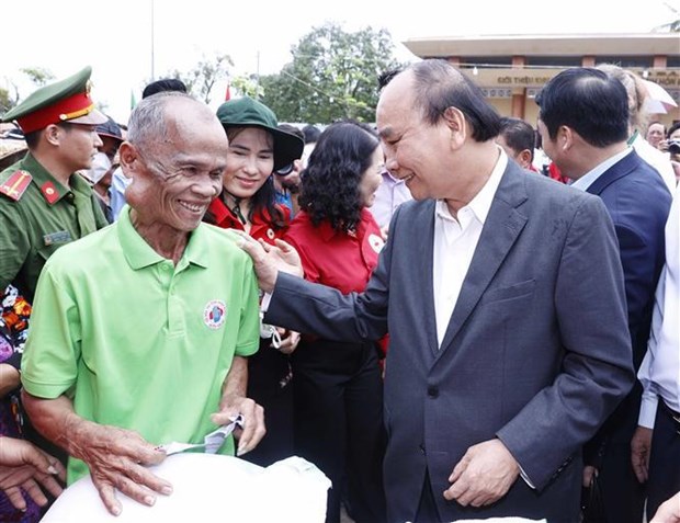 Le president Nguyen Xuan Phuc remet des cadeaux du Tet a des pauvres de Kien Giang hinh anh 1