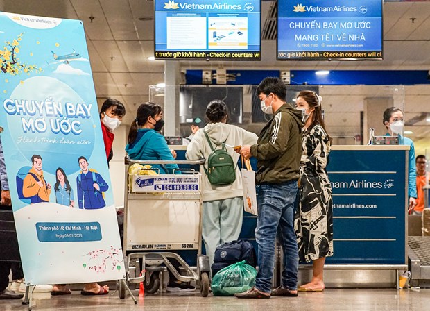 Tet : Plus de 100 travailleurs defavorises rentrent chez eux grace au vol gratuit de Vietnam Airlines hinh anh 1