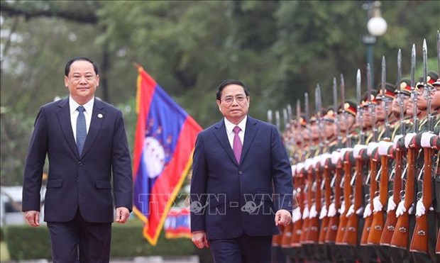 La presse lao couvre la visite officielle au Laos du PM Pham Minh Chinh hinh anh 1