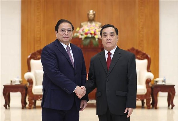 Le PM Phan Minh Chinh rend visite aux anciens dirigeants du Laos hinh anh 1