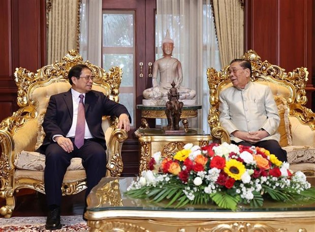 Le PM Phan Minh Chinh rend visite aux anciens dirigeants du Laos hinh anh 2