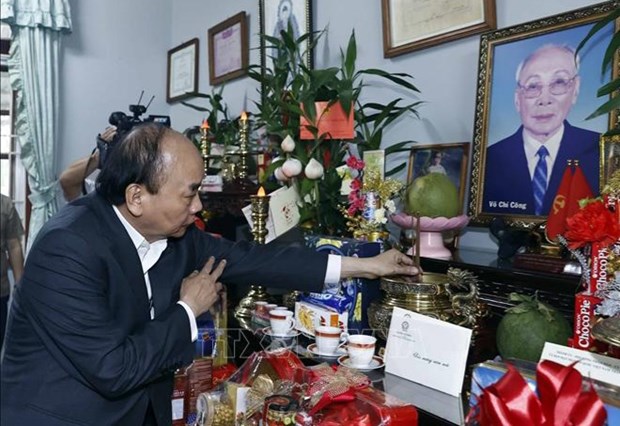 Tet : le president Nguyen Xuan Phuc rend une visite aux familles des anciens dirigeants du Parti et de l'Etat hinh anh 1