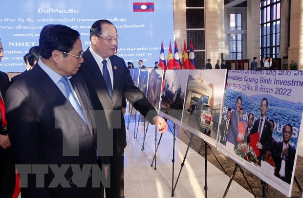 Le PM Pham Minh Chinh a une exposition sur les realisations economiques Vietnam-Laos hinh anh 1