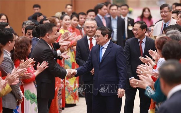 Le Premier ministre rencontre les eminents representants de la diaspora hinh anh 2