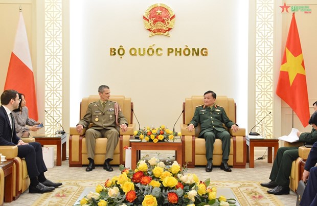 Le general Hoang Xuan Chien recoit l’attache de defense de Pologne au Vietnam hinh anh 1