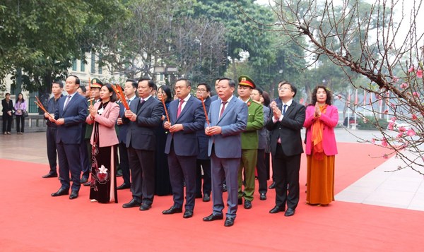 Des dirigeants de Hanoi offrent l'encens a la memoire des ancetres et du President Ho Chi Minh hinh anh 1