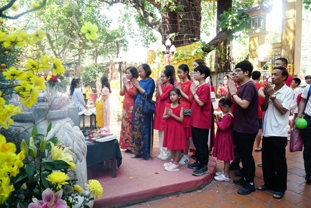 Les Vietnamiens au Laos vont a la pagode au debut de l’annee lunaire hinh anh 1