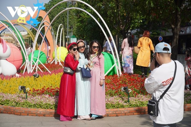 Ho Chi Minh-Ville: La rue aux fleurs de Nguyen Hue attire un grand nombre de touristes hinh anh 1