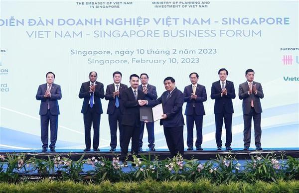 Le PM Pham Minh Chinh participe au Forum d'affaires Vietnam-Singapour hinh anh 2