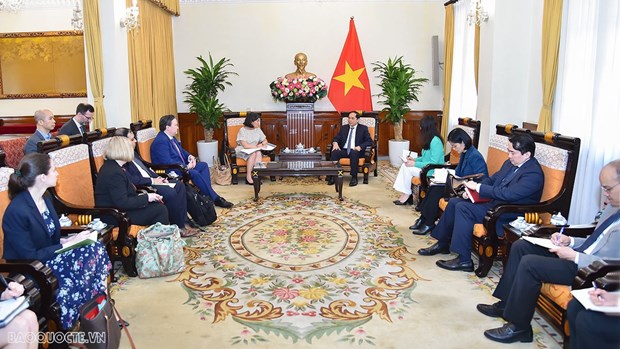 Le chef de la diplomatie vietnamienne recoit la representante americaine au commerce hinh anh 1