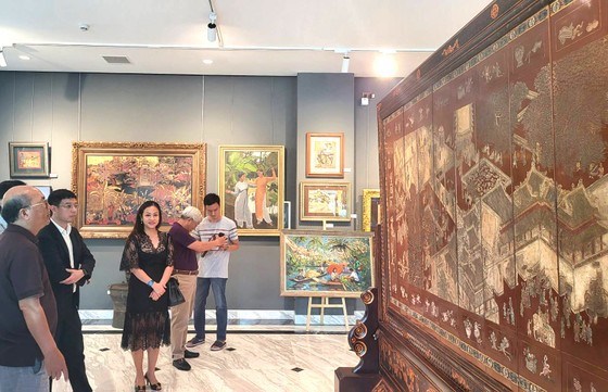 Une galerie a Hong Kong (Chine) rend hommage a la beaute de l'art vietnamien hinh anh 1